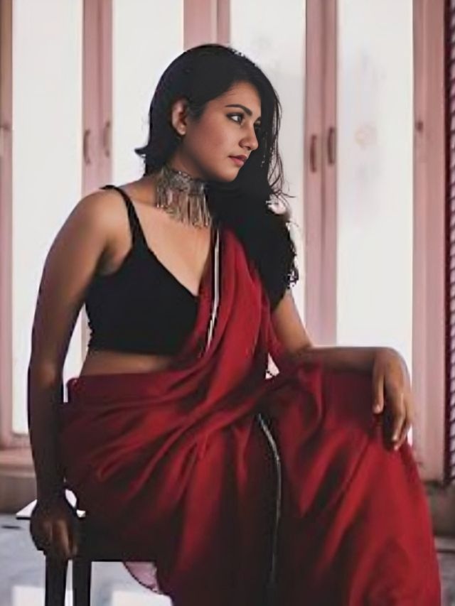 Bold and Sexy Saree Pose idea