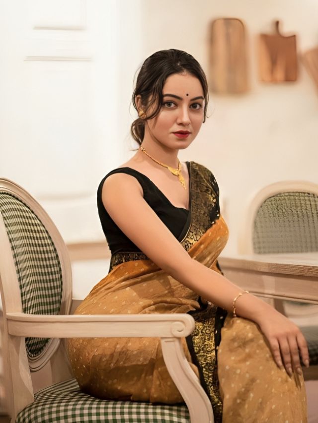 Maharani Saree Style Sitting