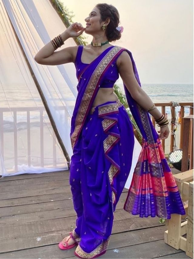 Midnight Blue Nauvari Saree Pose