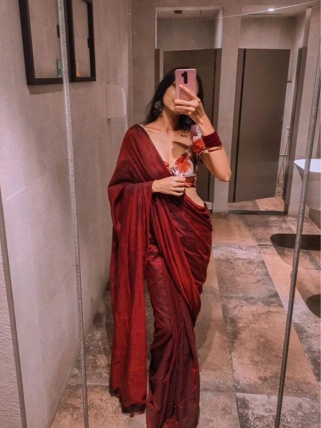 Mirror Selfie Saree Pose