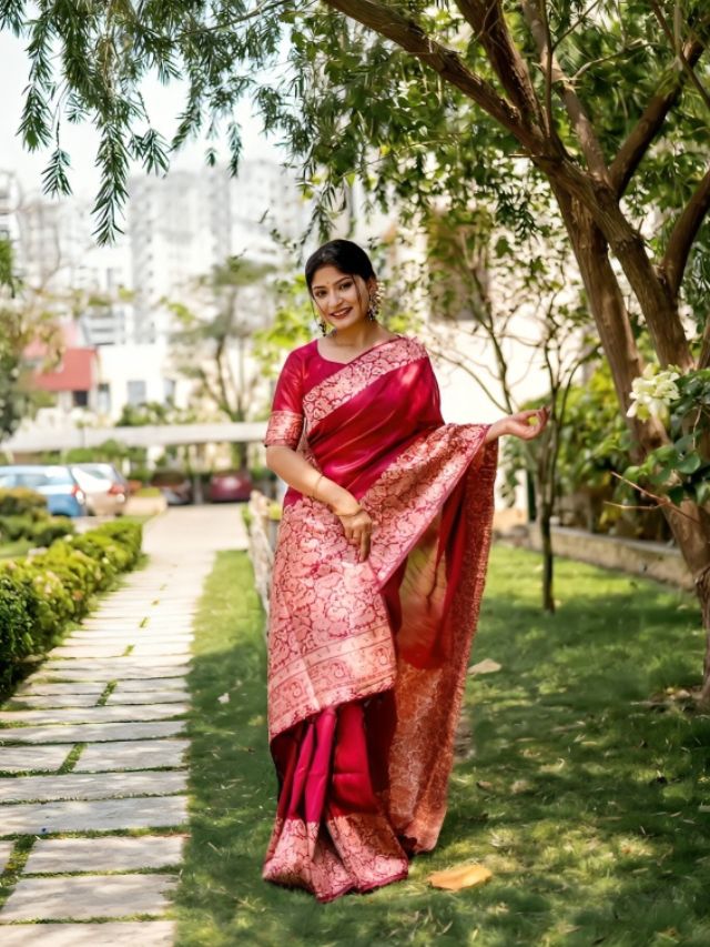 Pallu Holding Red Saree Pose