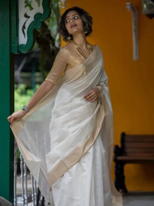 Pallu Holding White Saree Pose